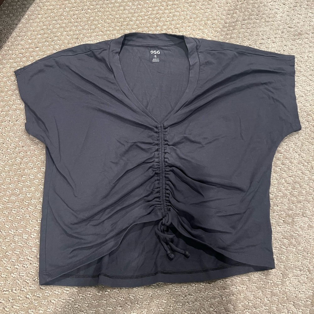 DSG Gray Cropped Cinched Short Sleeve Top V Neck Size Small in EUC